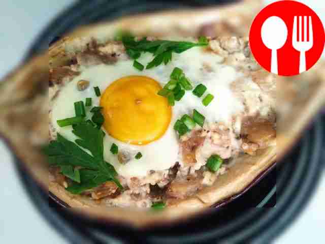 Необычная глазунья в баклажанах