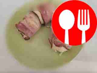 Нежные рулетики из куриного филе с моцареллой и зеленью, в беконе