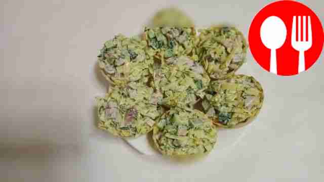 Пикантные тарталетки с беконом, сыром и огурцами