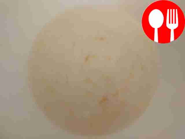 Возьмите миску и влейте туда кефир. Затем...