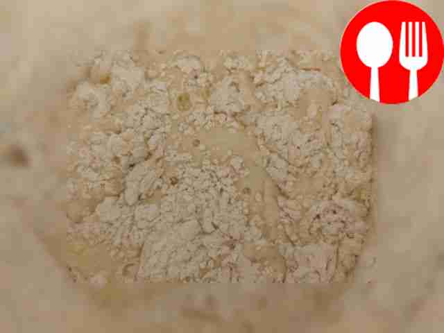 Смешайте муку с содой и высыпайте её на стол....