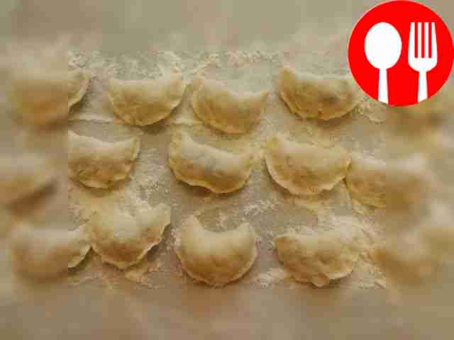 Раскатайте тесто в тонкий пласт, при помощи...