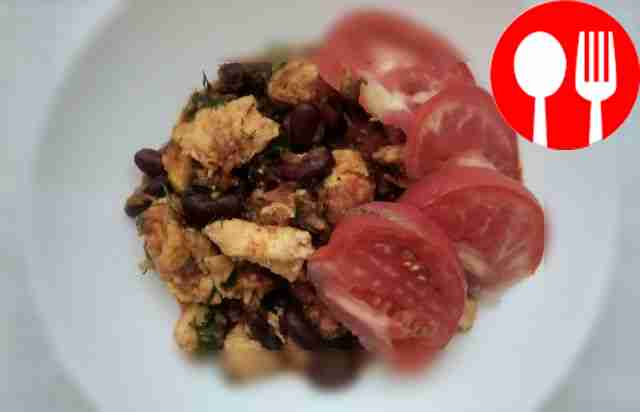 Тушеная курица с красной фасолью