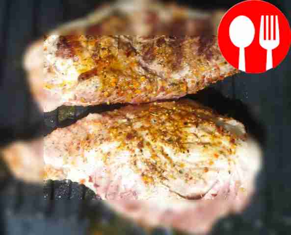 Покройте мясо смесью перца и пряностей, затем...