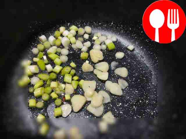 В сотейнике разогрейте масло и обжарьте...