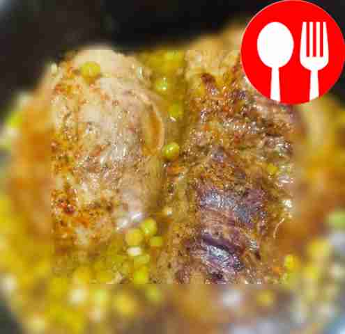 Поместите обжаренное мясо со специями в...