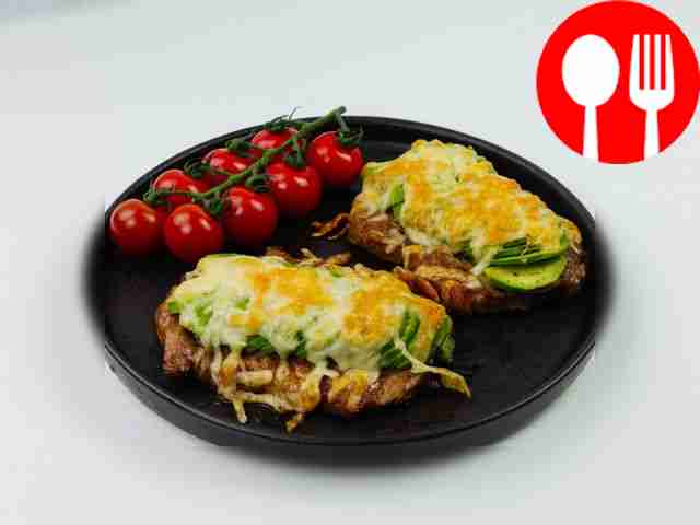 Свинина с авокадо под сырной шапкой