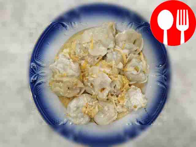 Сытные пельмени с овощами в сливочном соусе