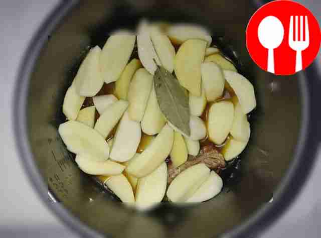 Нарежьте картофель крупными дольками и уложите...