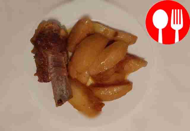 Подавайте ребра с картофелем порционно....