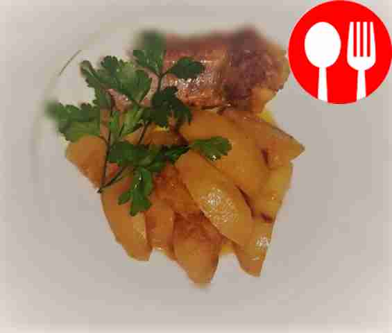 Золотистый картофель с ребрышками в мультиварке