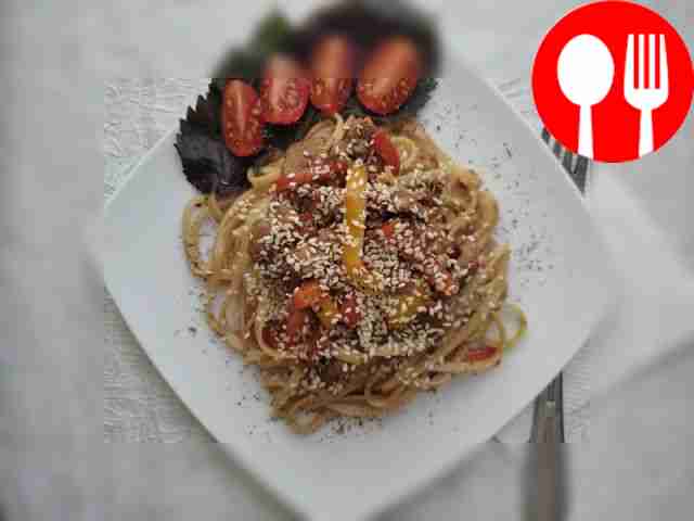 Пикантная свинина с лапшой, овощами и устричным соусом