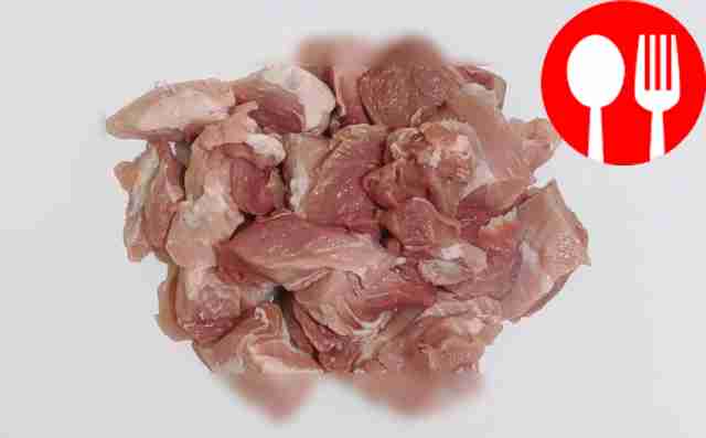 Порежьте мясо на небольшие кубики.