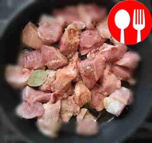 Разогрейте сковороду и смажьте её растительным...