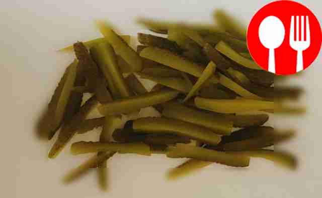 Порежьте огурцы соломкой.