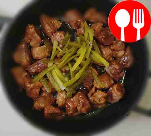 К уже готовому мясу добавьте огуречную соломку...