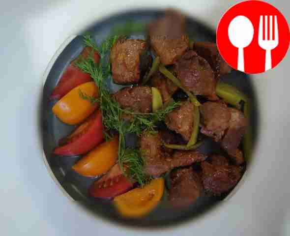 Жареное мясо с соломкой из огурчиков