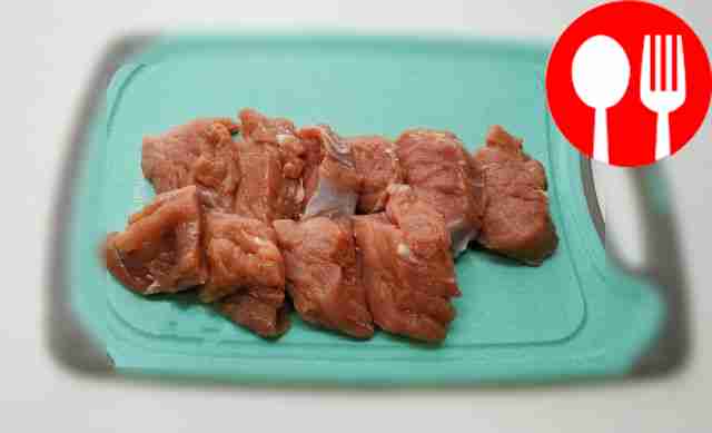Разрежьте мясо на куски одинакового размера....