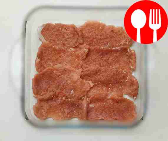 Начните укладывать ингредиенты в форму для...