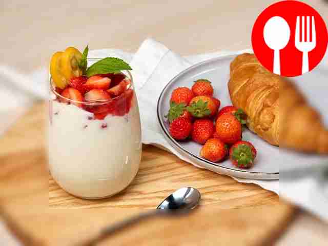 Йогурт с ягодами