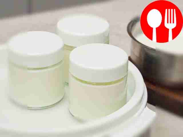 Приготовьте йогурт, затем распределите его по...