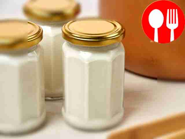 Дайте йогурту продолжить настаивание. Закройте...