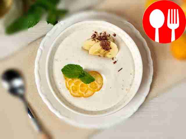 Готовый йогурт можно подать прямо в баночках...