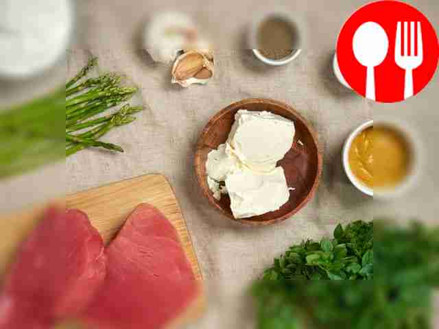 Промойте стейки тунца холодной водой и...