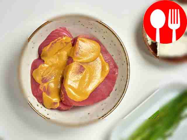 Замаринуйте стейки, обмажьте тунца горчицей и...