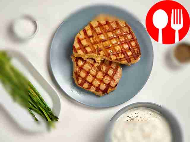 Поджарьте ломтики тунца на гриле. Разогрейте...