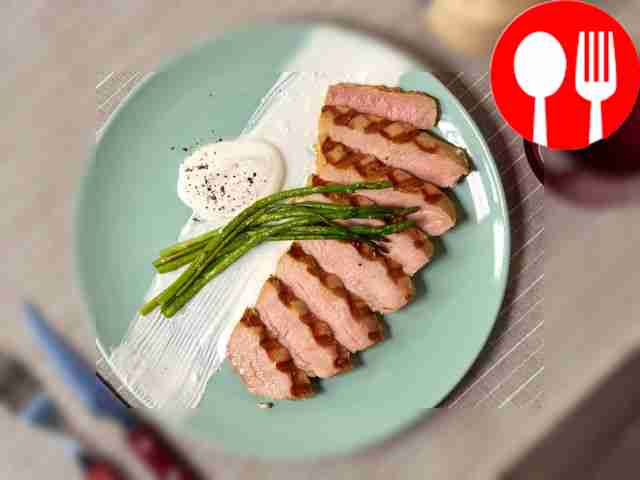 Тунец на гриле с белым соусом