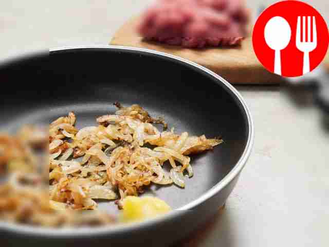 Подготовьте лук. Разогрейте сковороду на...