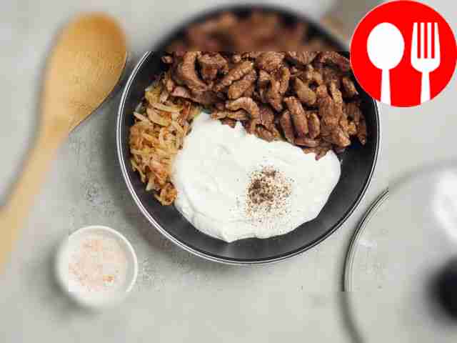 Обжарьте телятину на сковороде вместе с луком....