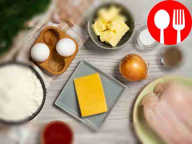 Куриное мясо тщательно промойте и нарежьте...