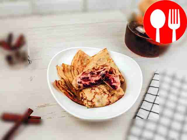 Блинчики с вишней и сметаной