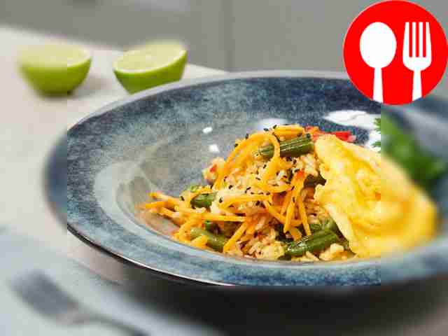 Жареный рис с овощами и яйцом