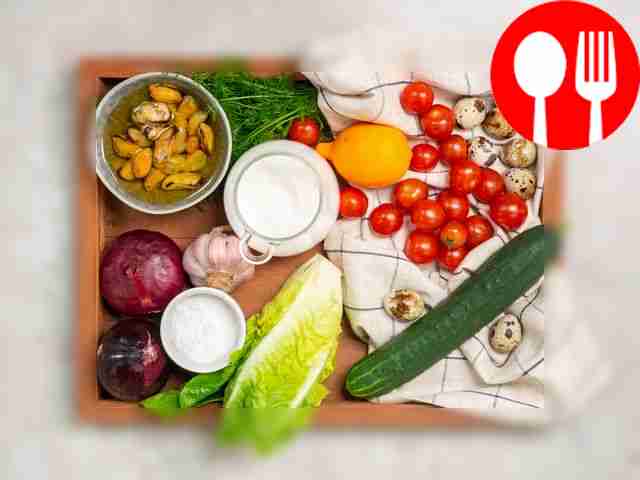 Заранее сварите перепелиные яйца и очистите...