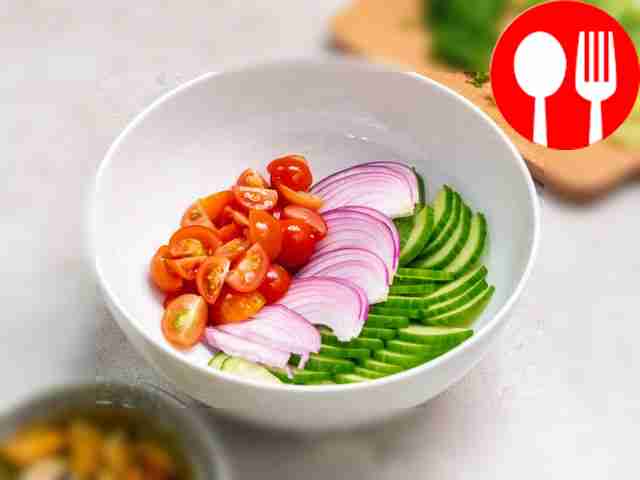 Подготовьте овощи: лук нарежьте полукольцами,...