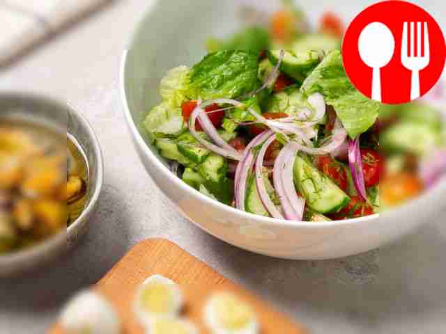 Соберите салат: к готовым овощам добавьте...