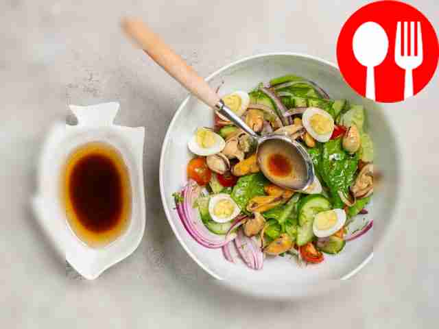 Заправьте салат получившейся заправкой....