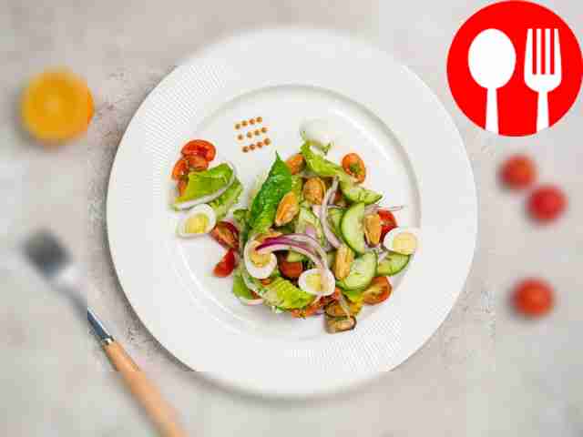 Выложите готовый салат с консервированными...