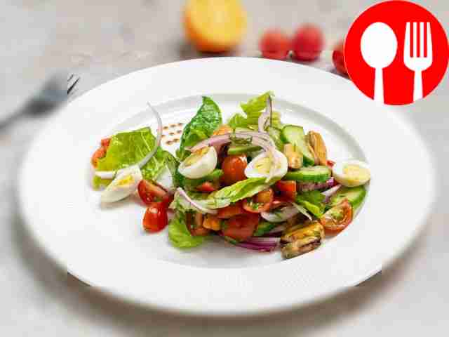 Легкий салат с консервированными мидиями