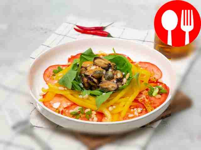 Салат с копчеными мидиями и шпинатом