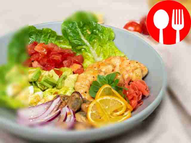 Салат с мидиями и креветками