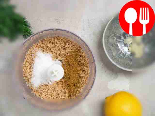 Измельчите ингредиенты. Прожмите чеснок через...