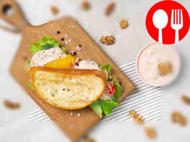 Соус переливают в деревянную тарелку или...