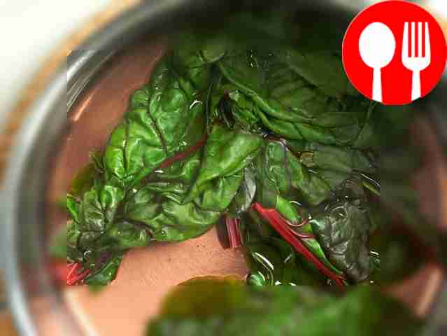 Подготовьте свекольную ботву. Налейте в...