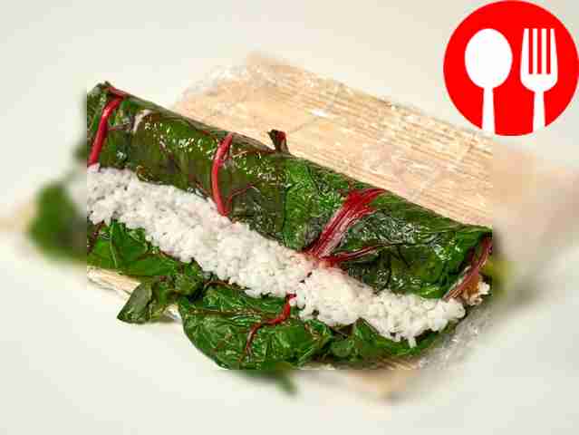 Приготовьте суши-роллы. Расстелите на рабочей...