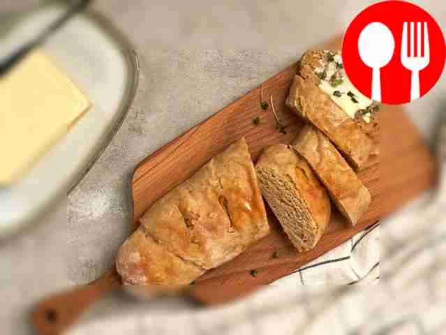 Готовый ароматный багет нарежьте небольшими...