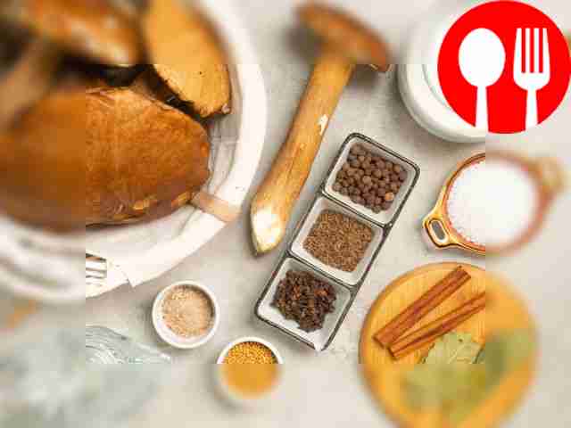 Тщательно промойте каждый гриб и нарежьте их...